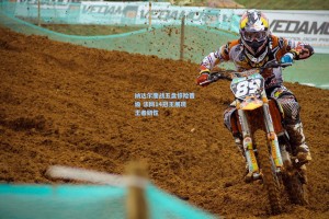 纳达尔鏖战五盘惊险晋级 法网14冠王展现王者韧性