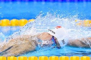 梅西梅开二度助迈阿密国际逆转取胜，球迷沸腾见证球王风采