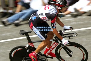 冰球联赛激战正酣，强队对决引爆赛季高潮